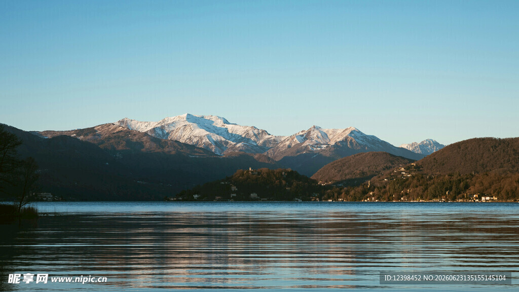 湖畔雪山美景