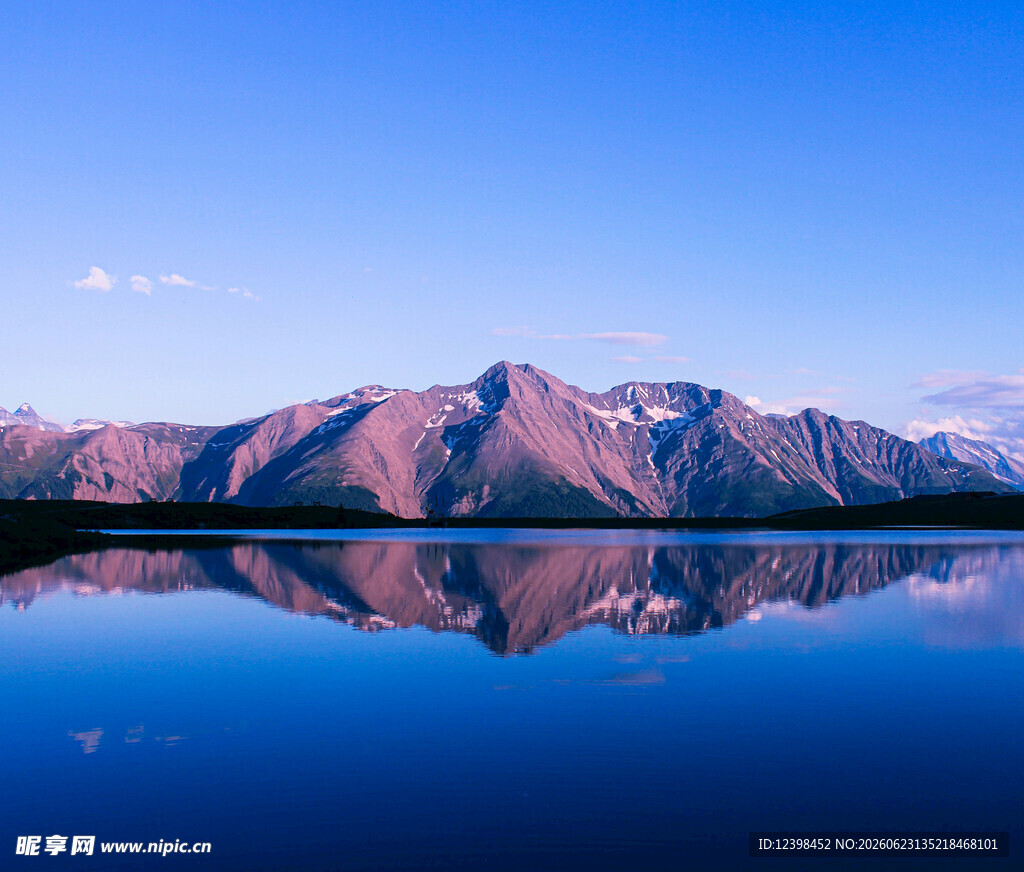 宁静湖山倒影美景