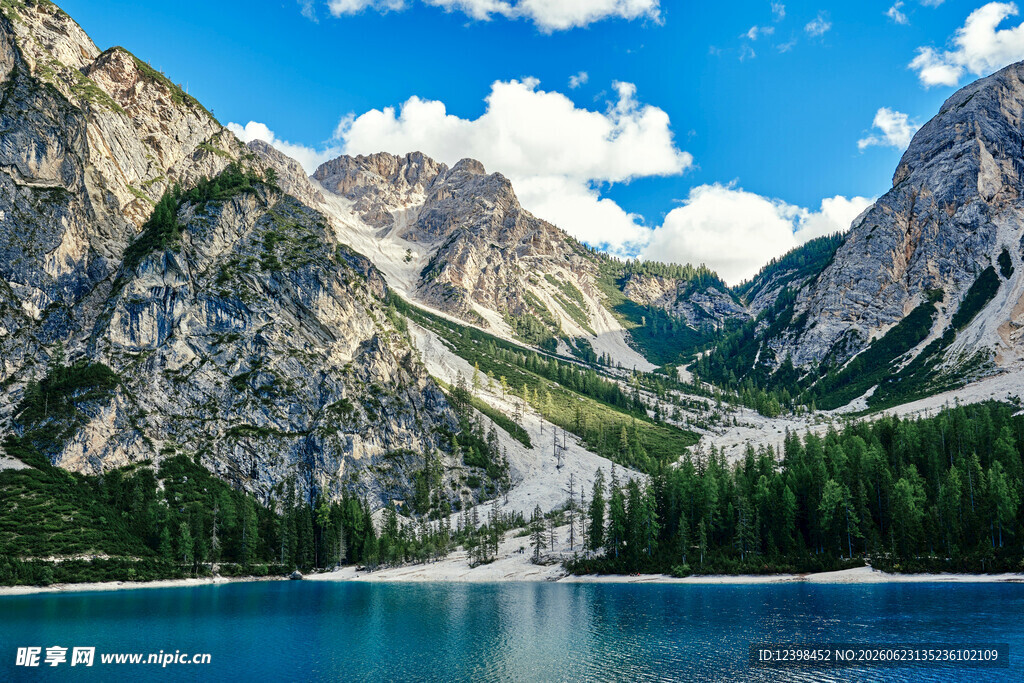 高山湖泊壮丽自然景观