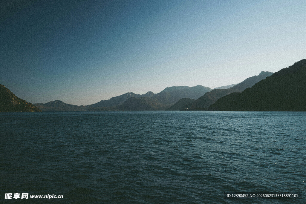 宁静湖景与远处山峦
