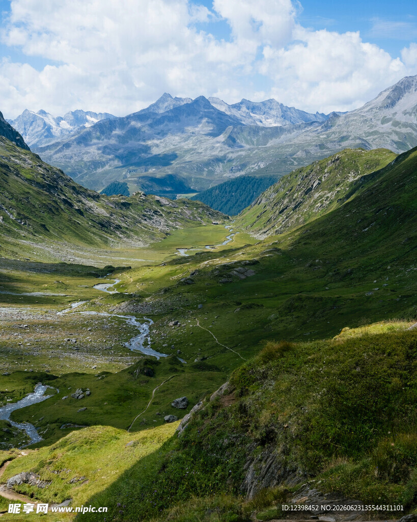 山间绿野溪流美景