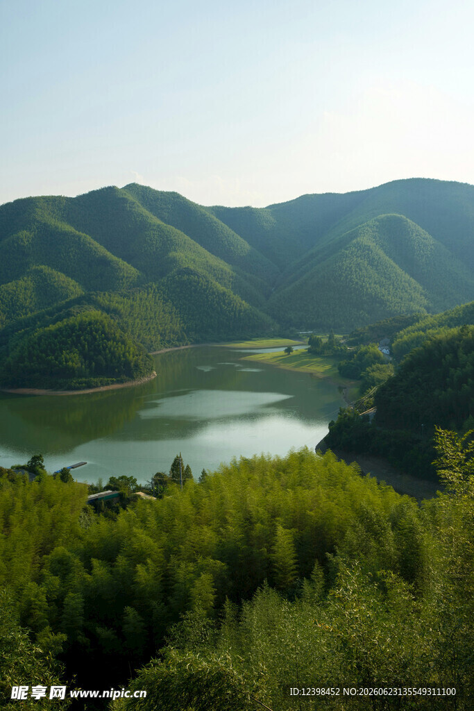 青山绿水间的秀丽湖景