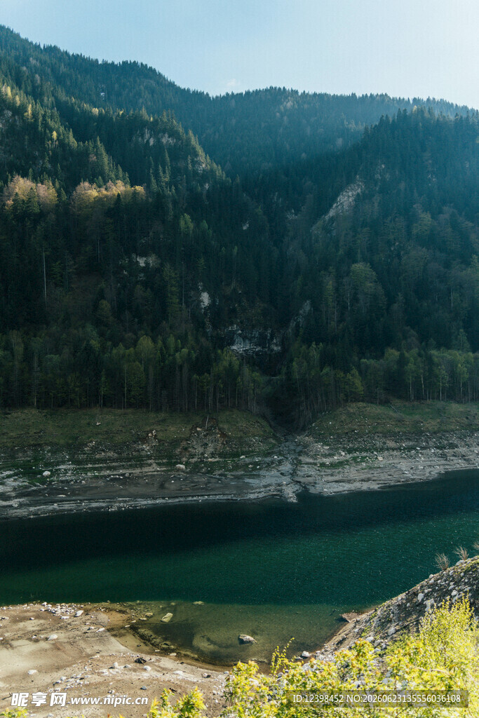 山间碧绿湖泊风景如画