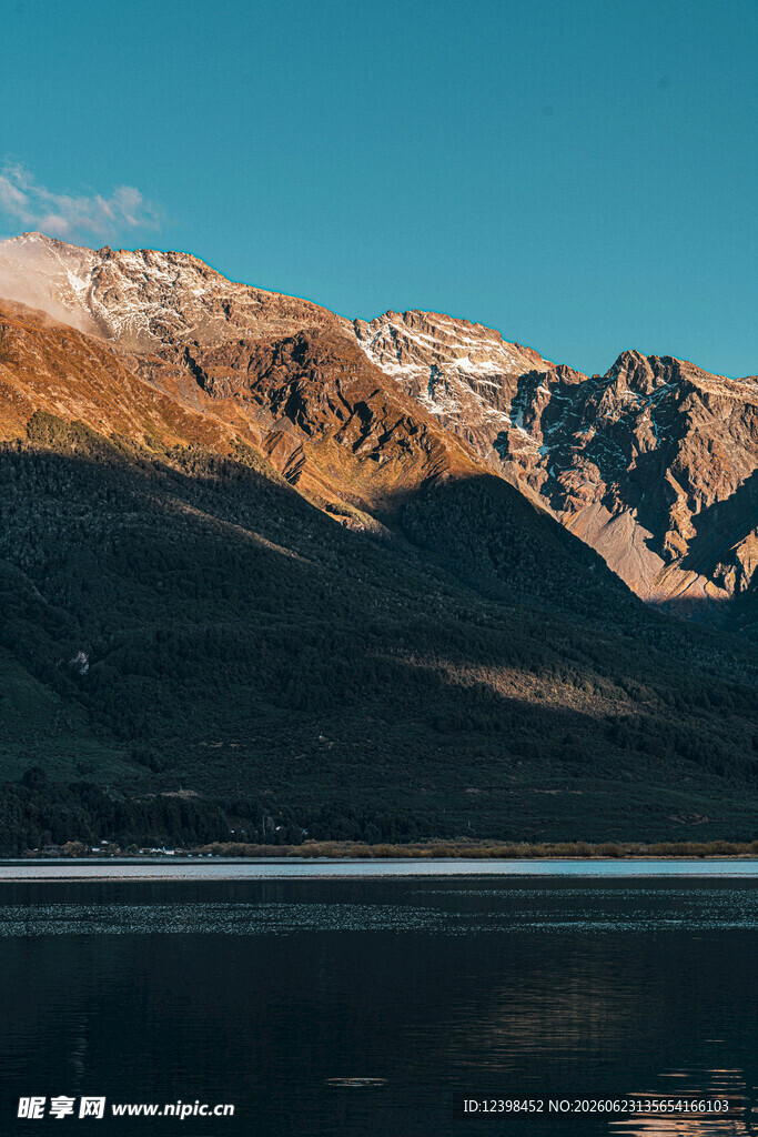 壮丽山水间的静谧湖景
