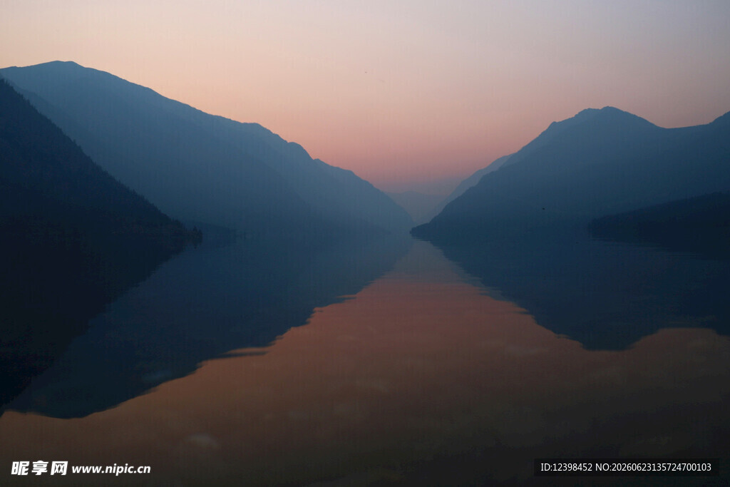 黄昏山水倒影美景