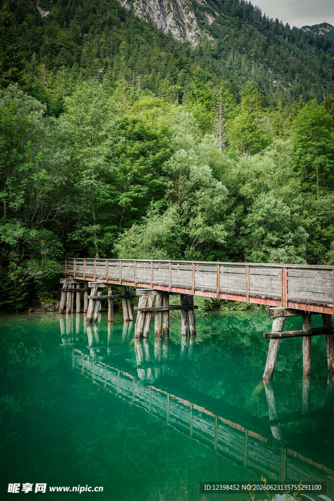 青山绿水间的木质栈桥