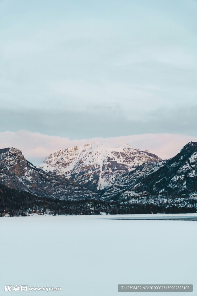 冰封湖面与远处雪山美景