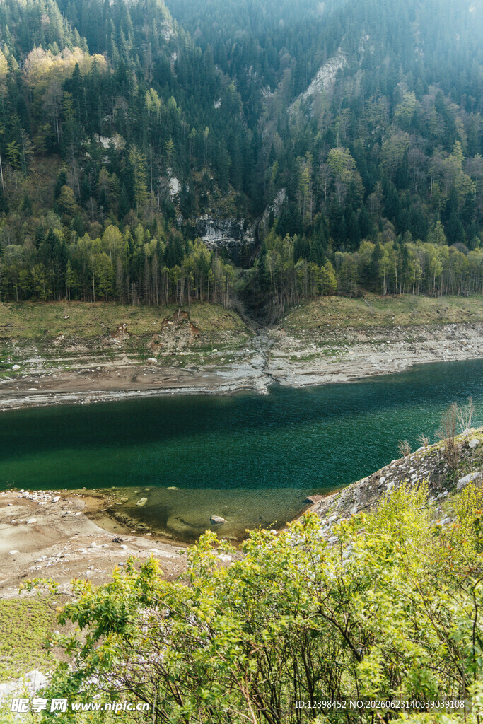 山间碧绿湖泊风景如画