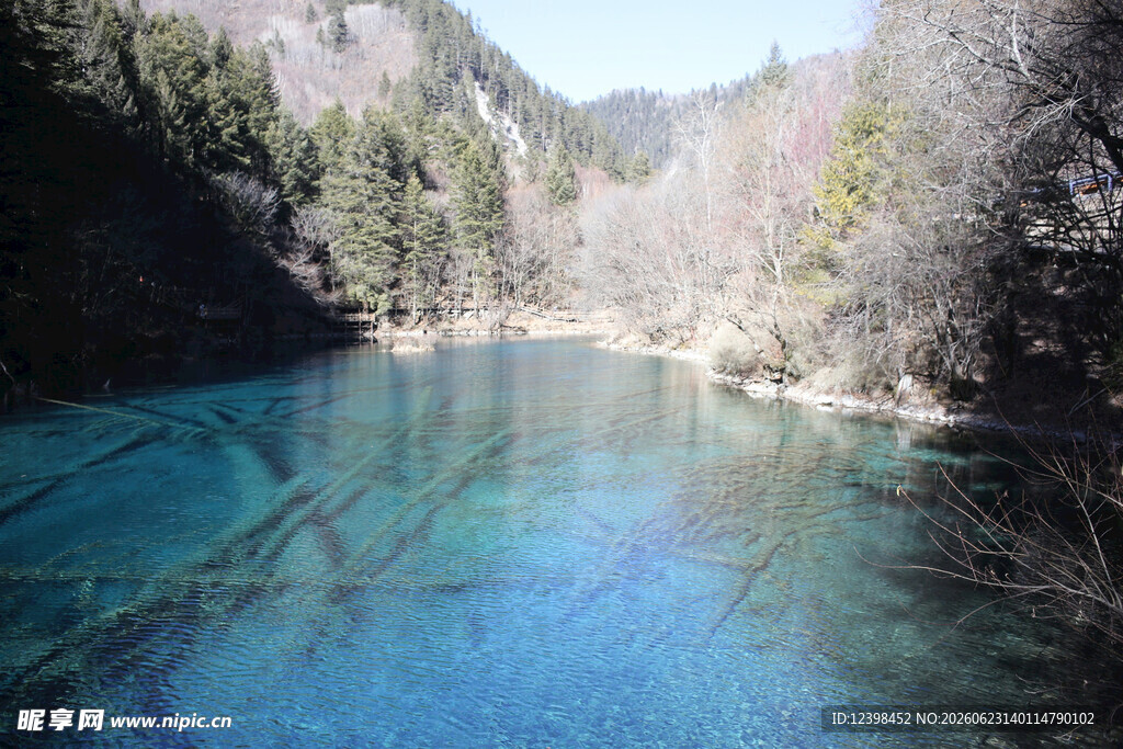 山间蓝绿色清澈湖水美景