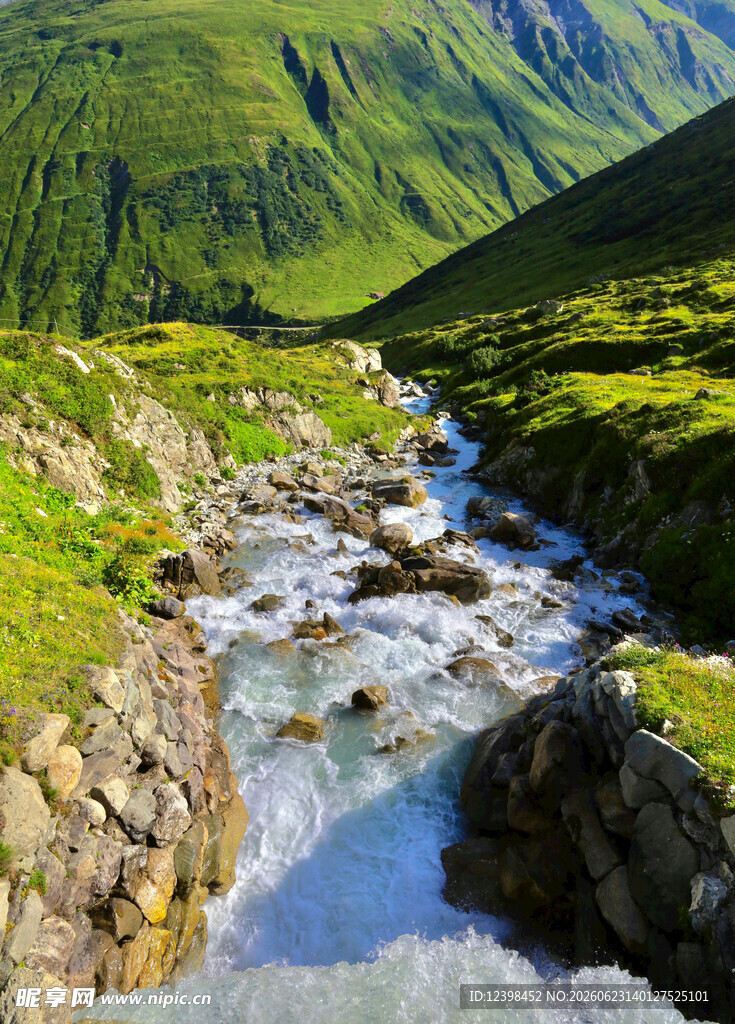 山间溪流