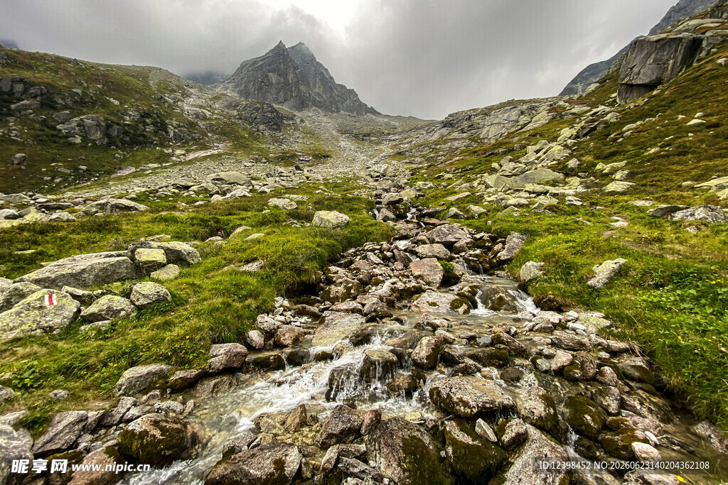 山间溪流与嶙峋岩石景观