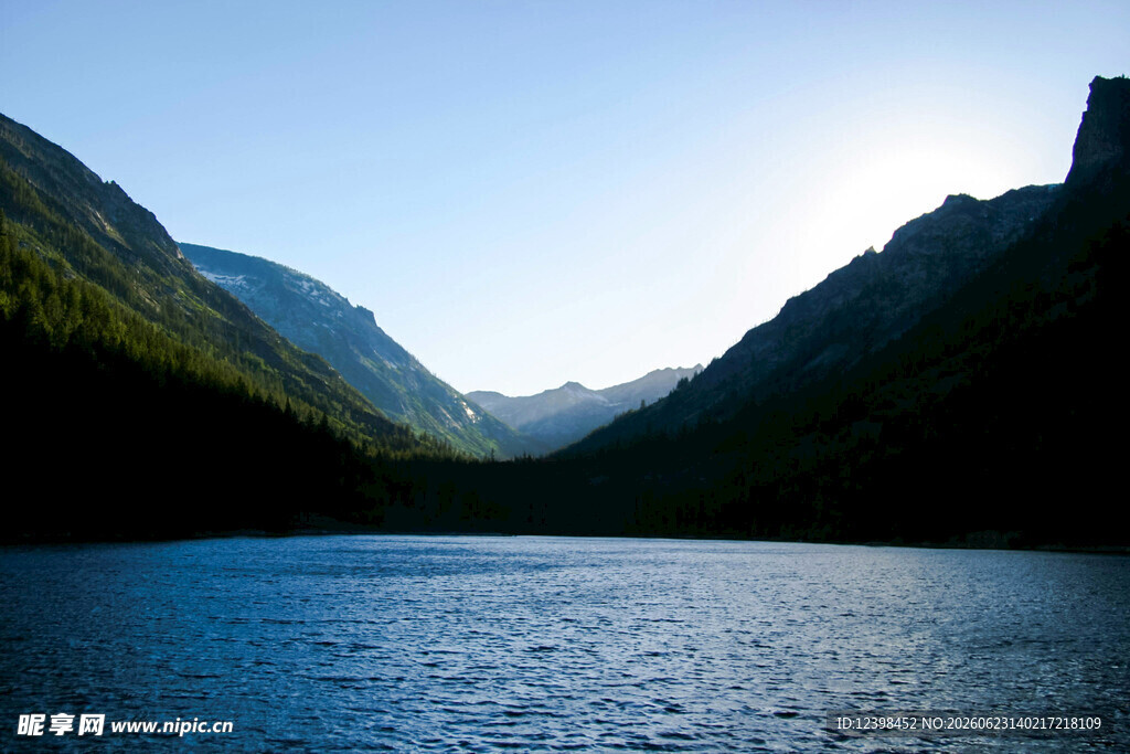 山间静谧湖景