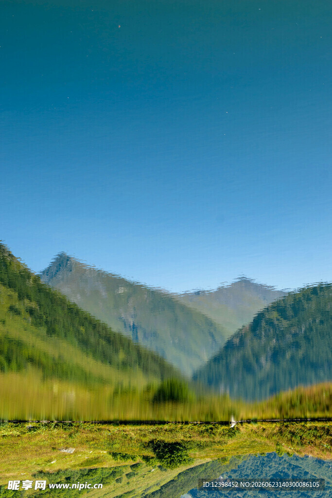 山间湖畔美景