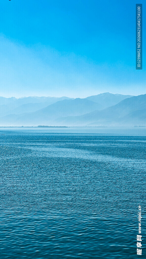 广阔海面与远处山峦美景