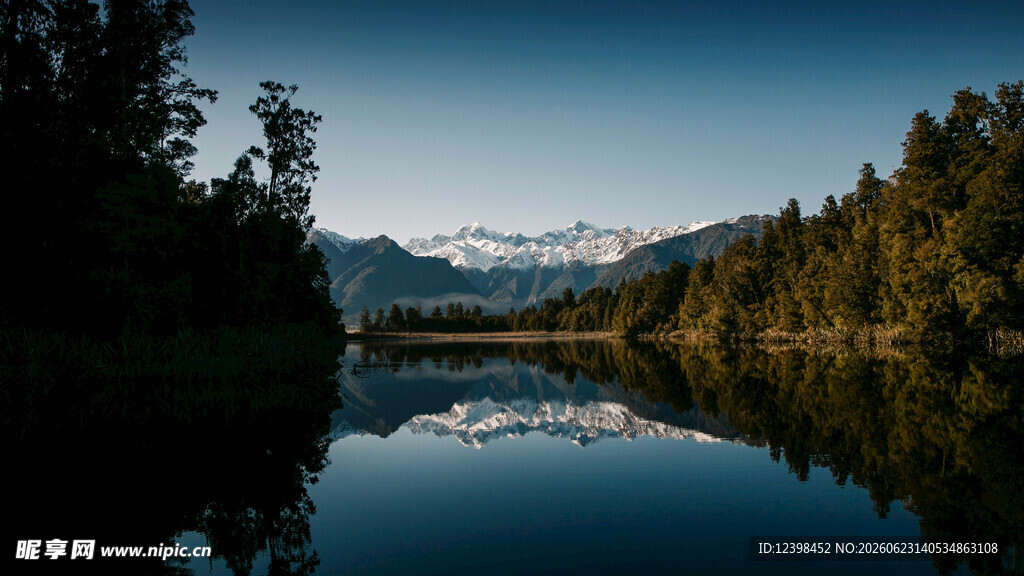 宁静湖景与山林倒影