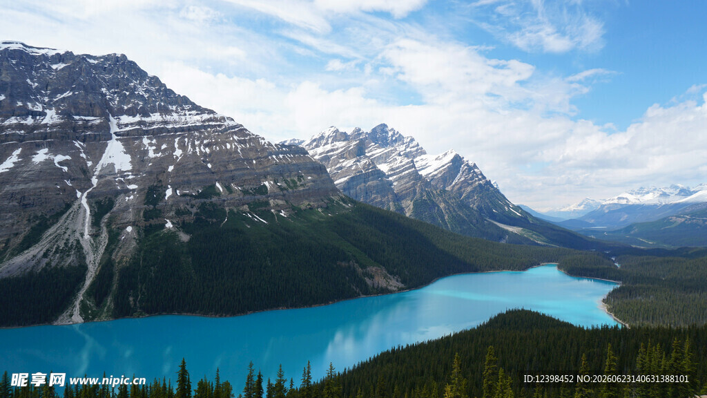 壮丽高山蓝湖自然美景