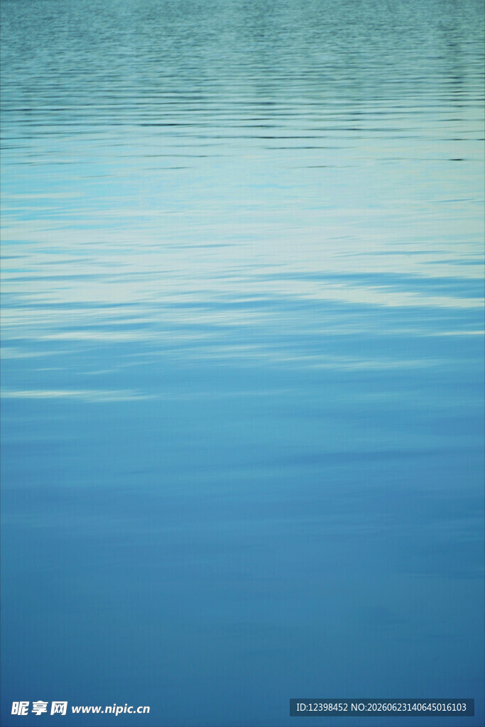 平静蓝色水面景象