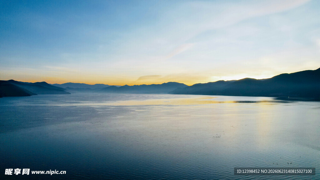 宁静湖景与天边绚丽霞光