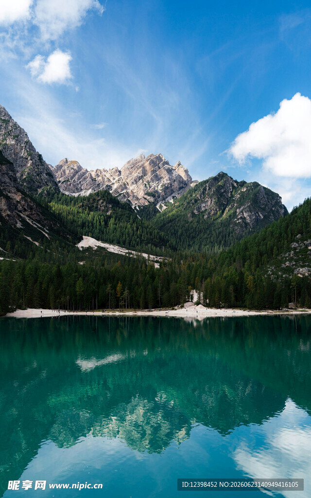 高山碧湖美景
