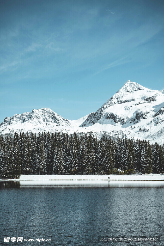 雪山湖畔风景