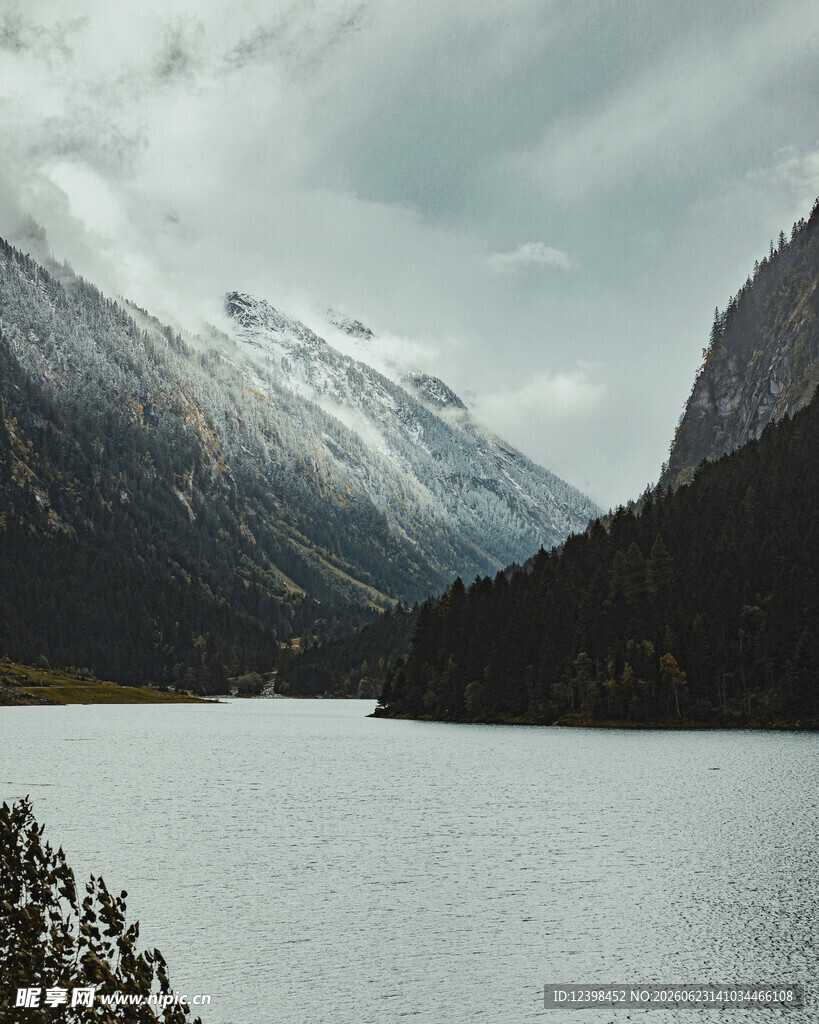高山湖泊壮丽自然景观