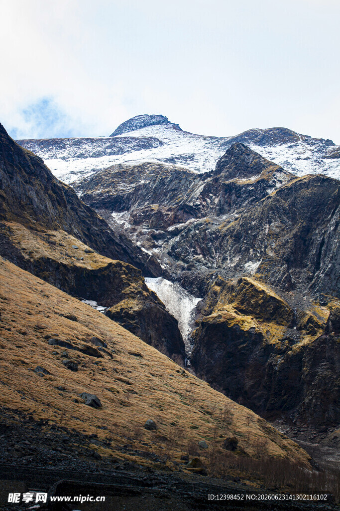 山间壮丽风景与潺潺溪流