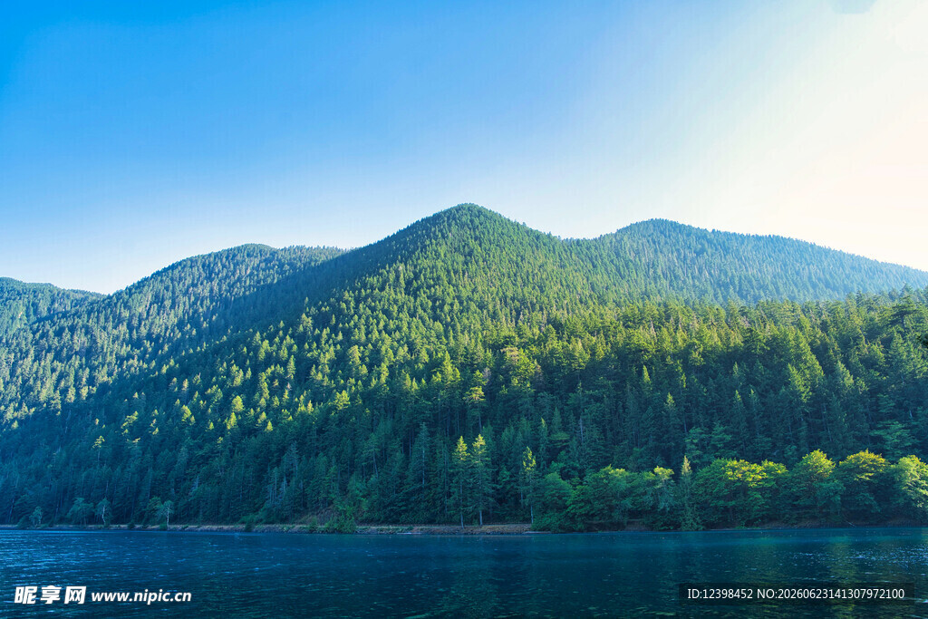 青山绿水间的自然美景