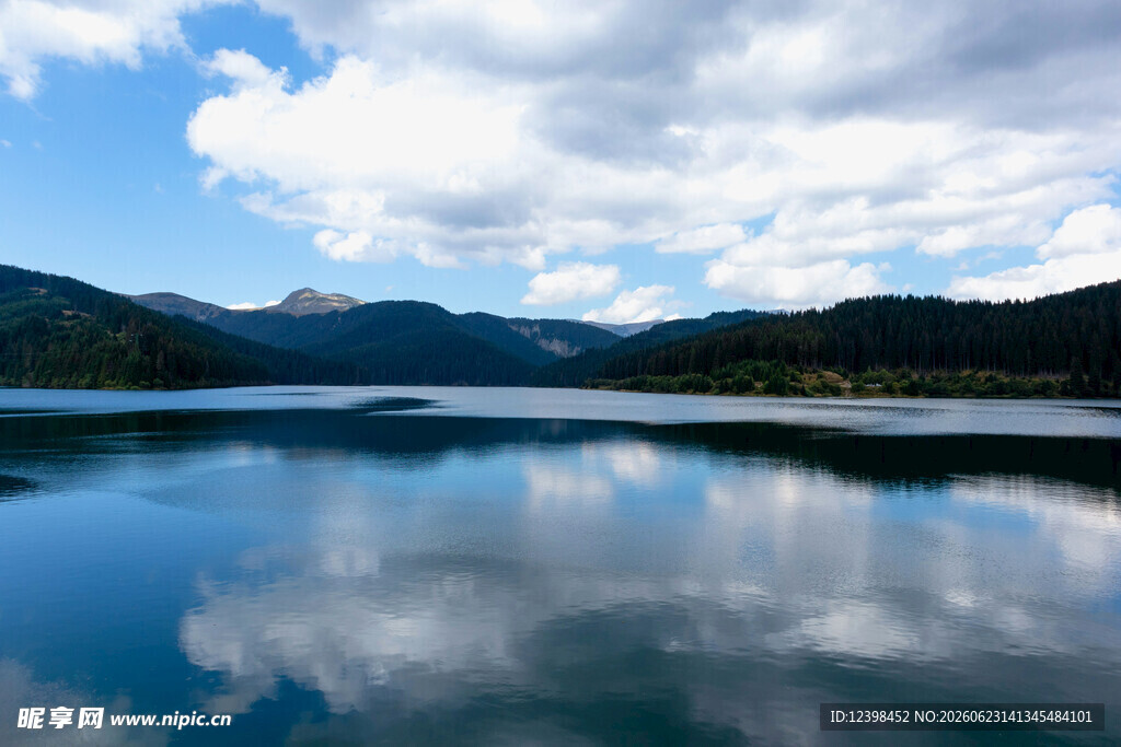宁静山水湖景