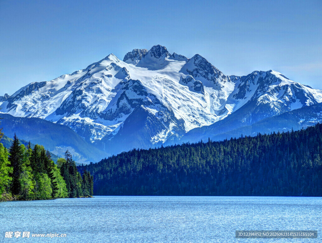 雪山下的宁静湖畔美景