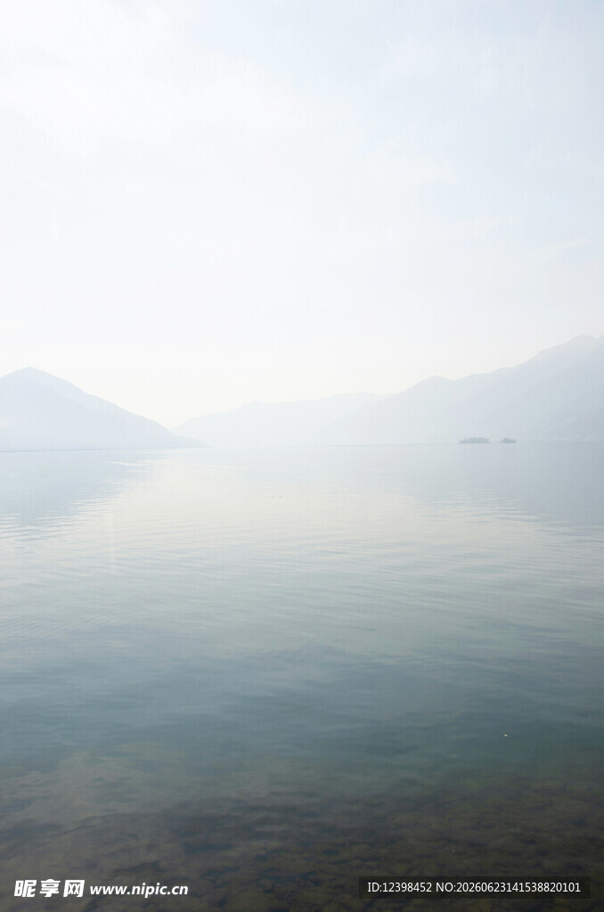 宁静湖面与远处朦胧山峦