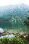山间清澈湖水风景如画