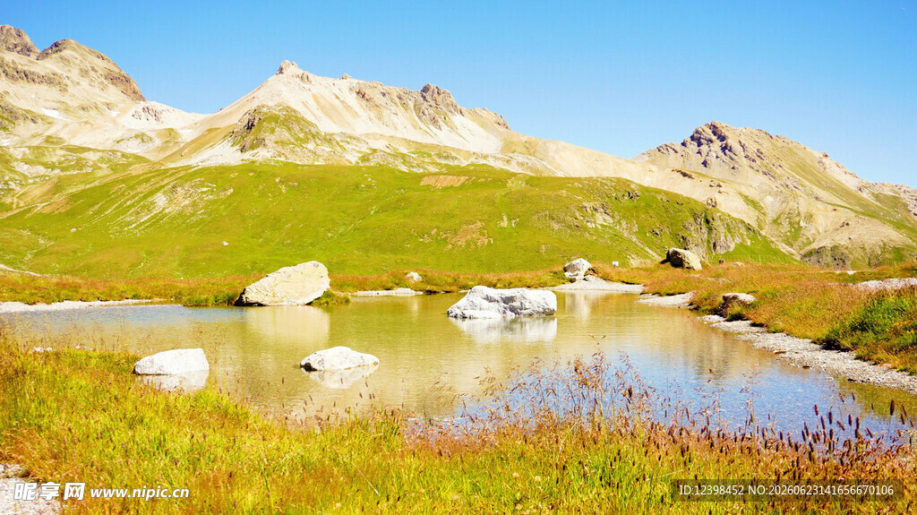 山间湖泊美景