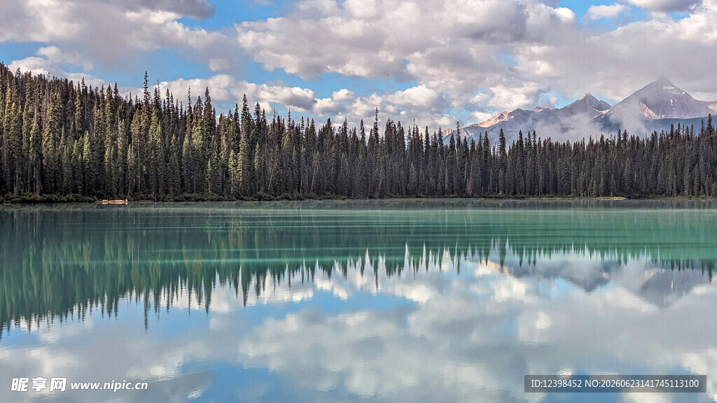 宁静湖景与远山森林倒影