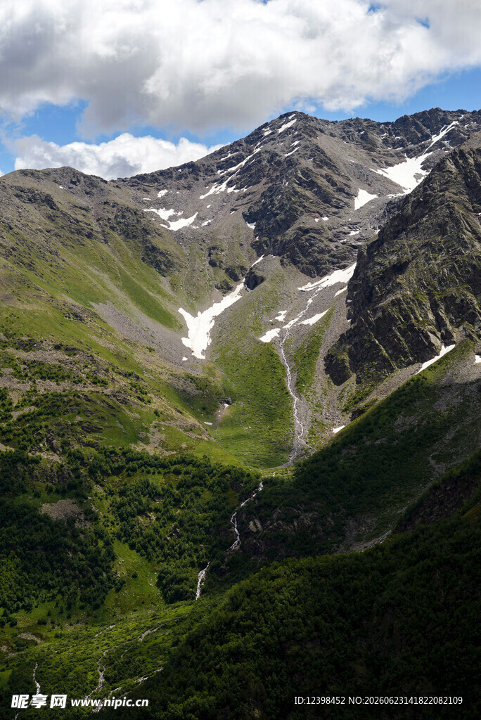 高山绿野间的壮丽景致
