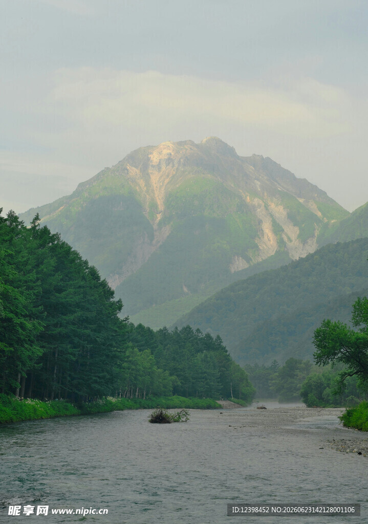 山间河流景色