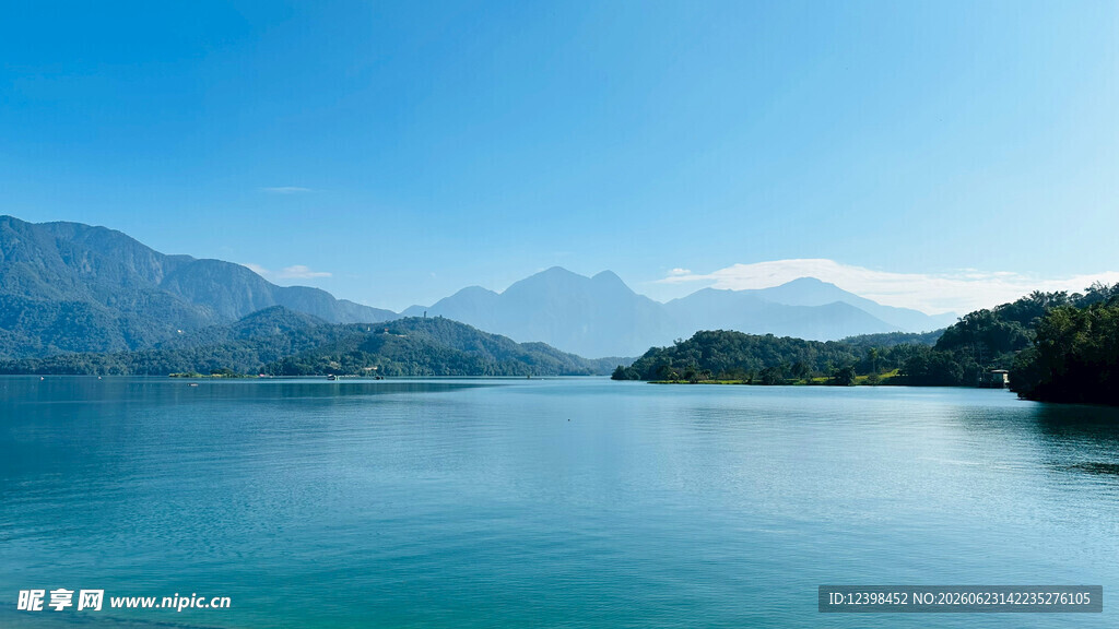 宁静湖景与远山
