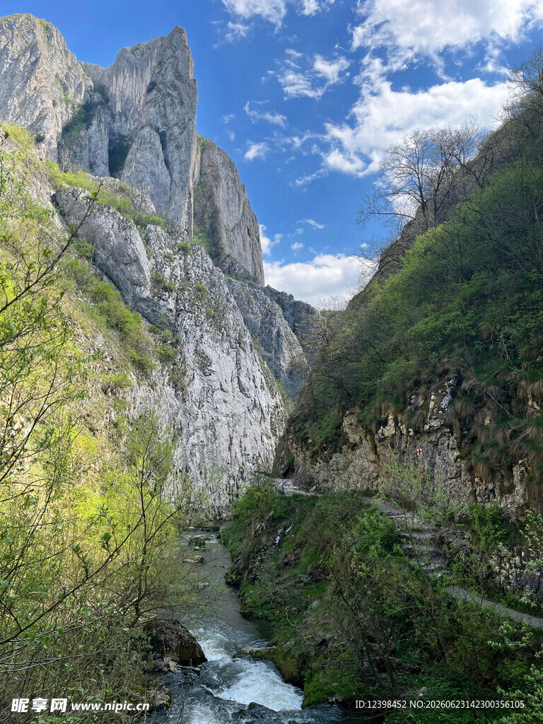 山间溪流穿峡谷美景