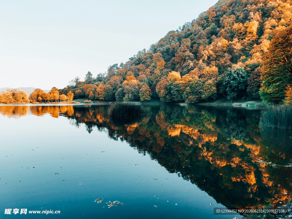 秋日湖畔美景