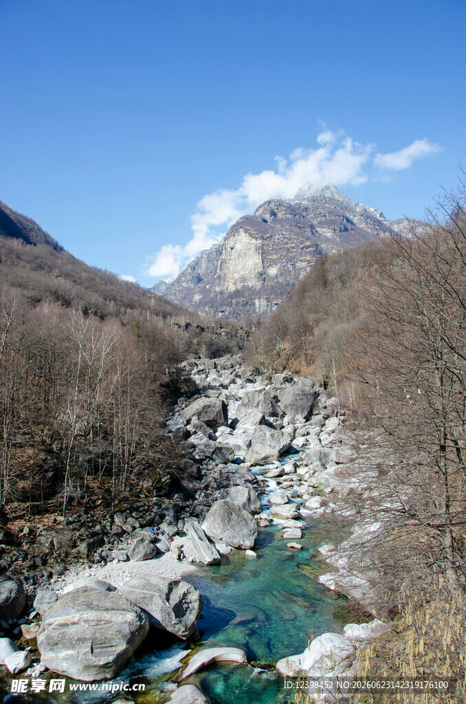 山间溪流美景