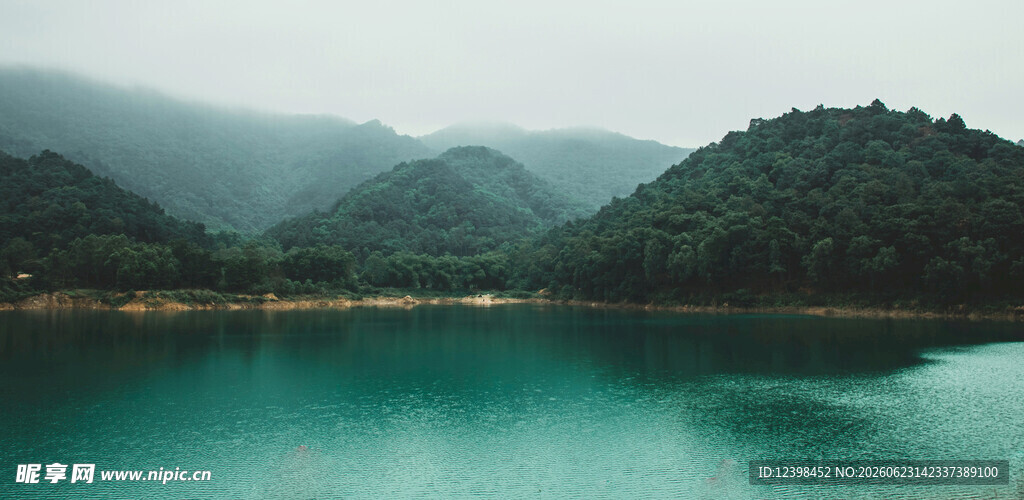 青山环绕的碧绿湖水