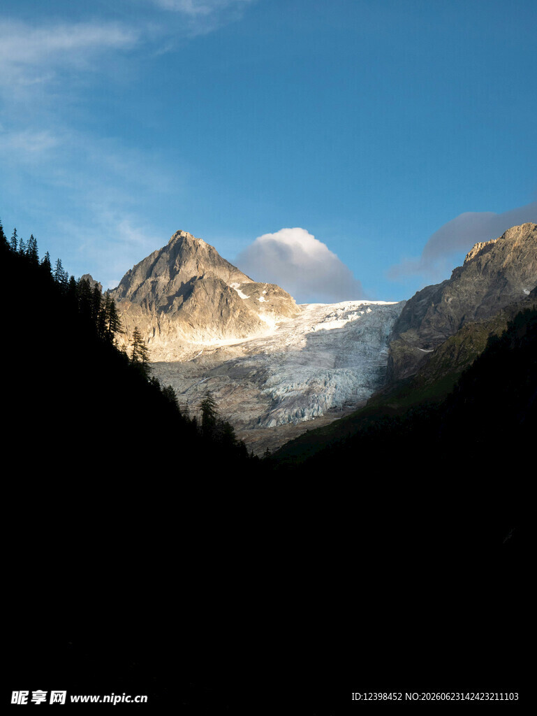 壮丽雪山景观