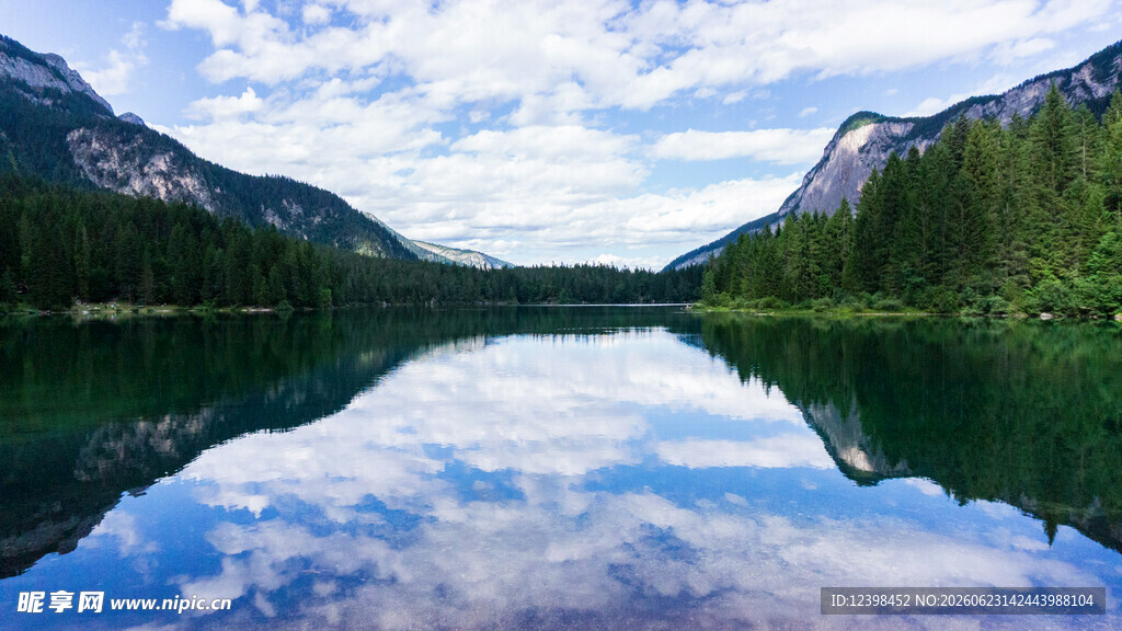 宁静山水间的绝美湖景