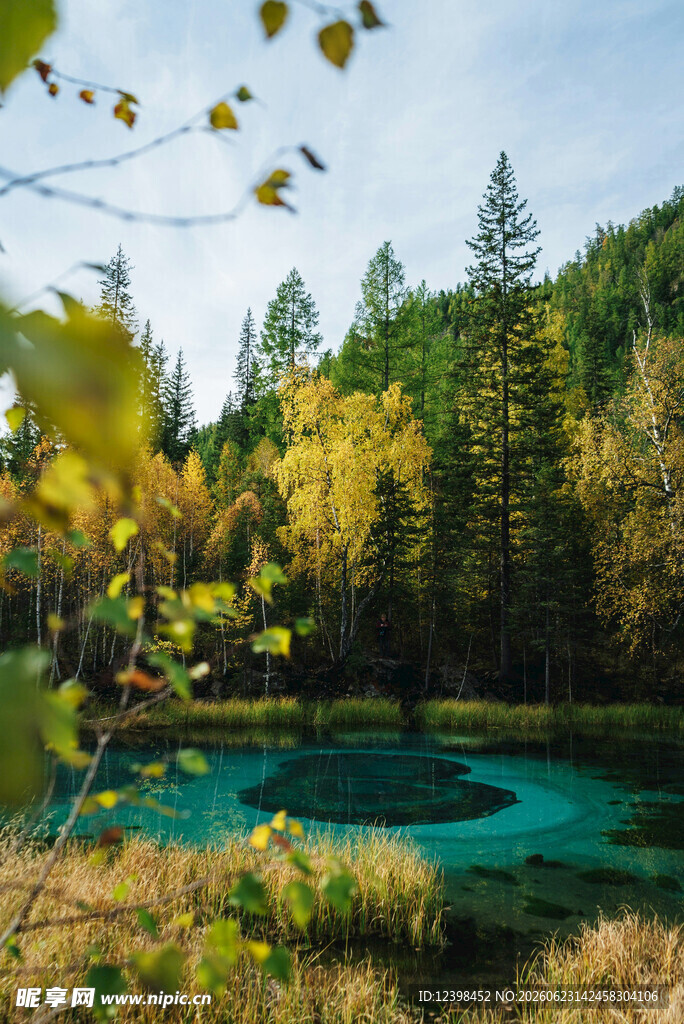 秋日山林中的碧色湖水