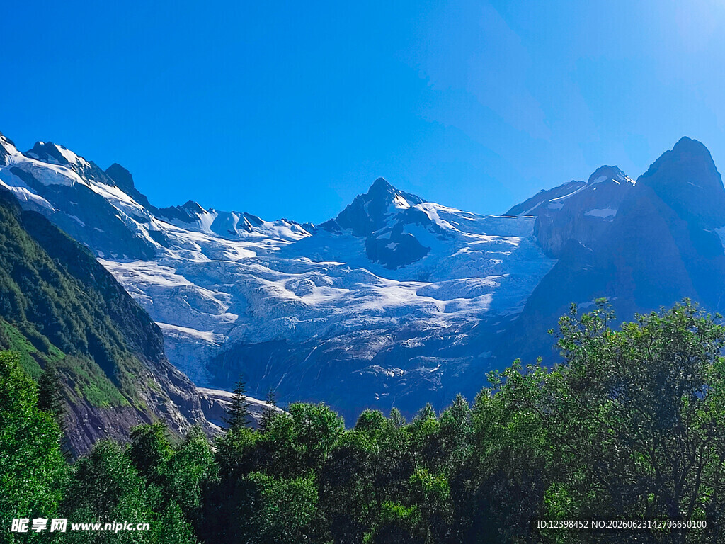 壮丽雪山风光