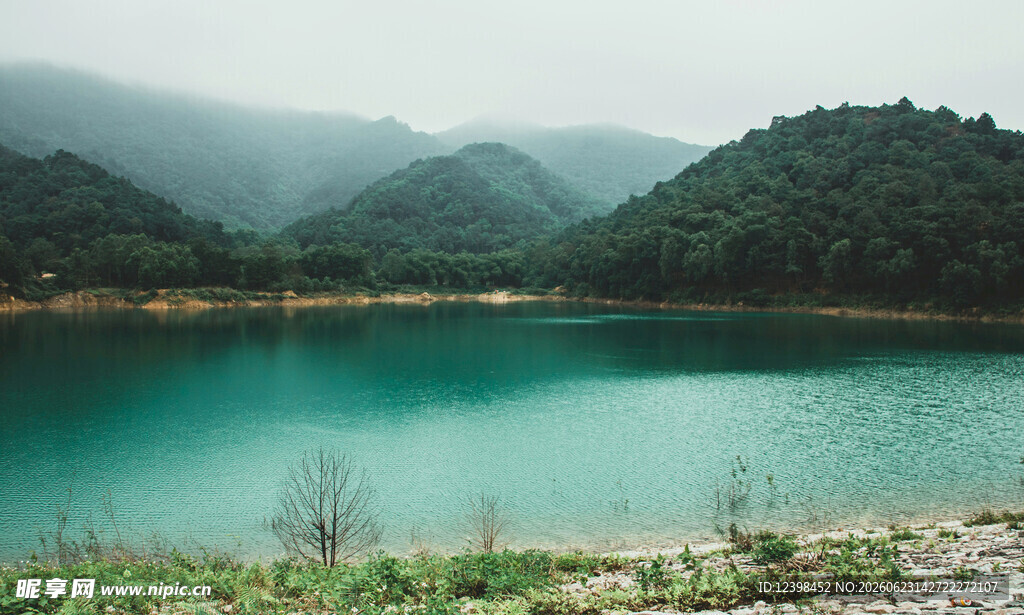 翠绿山峦环绕的幽蓝湖泊