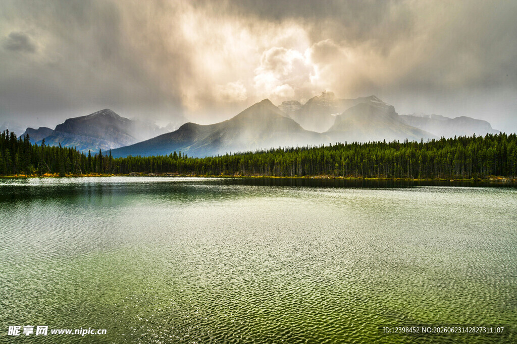 湖畔云雾缭绕的壮美山景