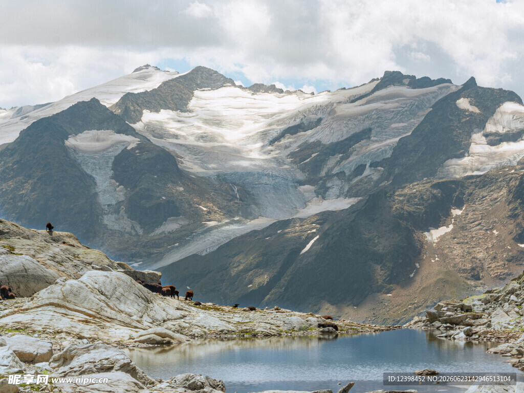 高山湖泊壮丽自然景观
