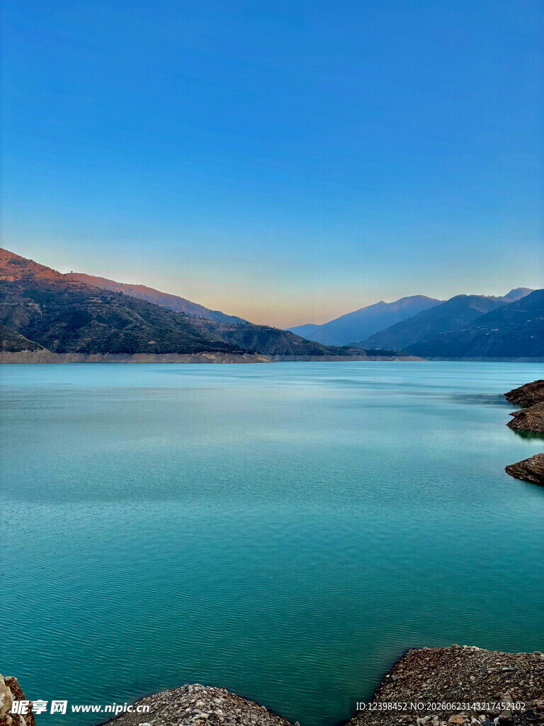 宁静湖畔的壮美山水风光