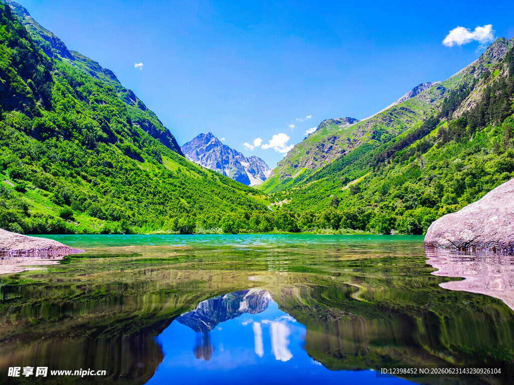 山间碧湖美景
