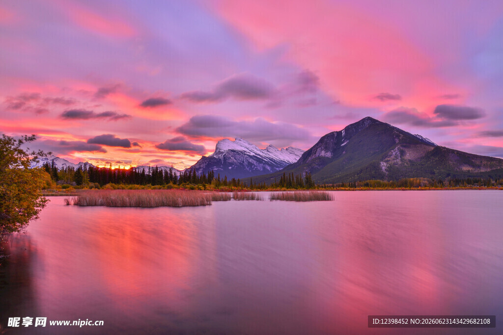 湖畔绚丽晚霞与远山美景